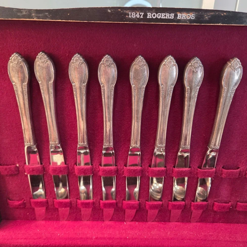1847 Rogers Bros Remembrance Silverplate Flatware Set 100th Anniversary w/ Case